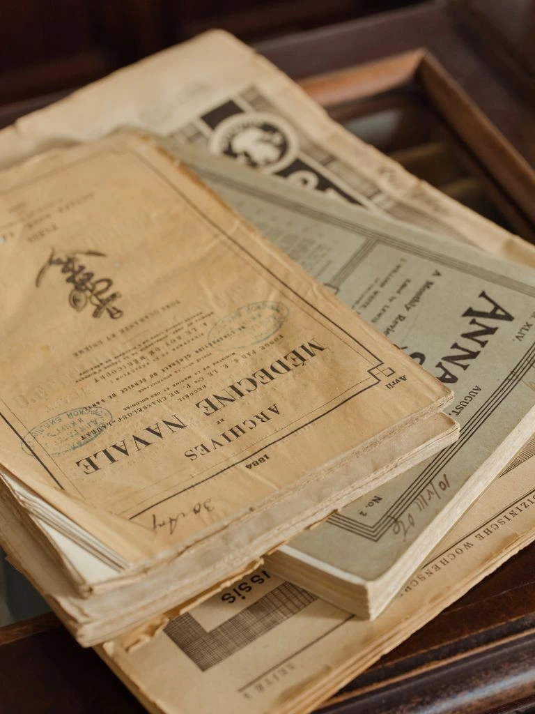 Carte d'état-major de Normandie 1944 posée sur une table de rédaction